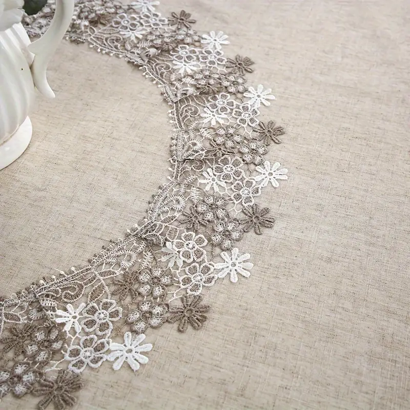 Toalha de Mesa Elegance com Renda Delicada - Design Clássico
